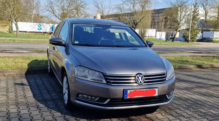 samochody osobowe Volkswagen Passat cena 28000 przebieg: 200000, rok produkcji 2011 z Szczawnica